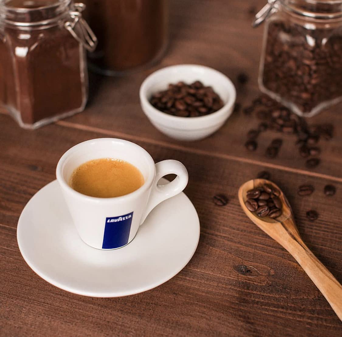 Ziarna kawy Lavazza Qualità Rossa 1 kg (jedno opakowanie), oferta limitowana, mieszanka Arabiki i Robusty, intensywność 5/10, średnie palenie. Lavazza. Kawa Lavazza. Kawa. Lavazza Rossa. Idealne na weekendowe wyprzedaże. Promocja majowa. Prezenty. Obniżki majowe. Napoje. Zakupy. - Image 4